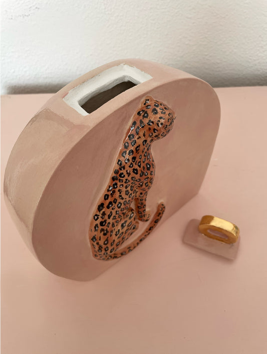 Zeer unieke ambachtelijke gedenkurn in roze met luipaard en gouden deksel.
