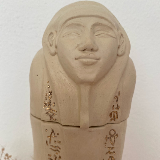 detail van een unieke keramische sarcofaag crematieurn