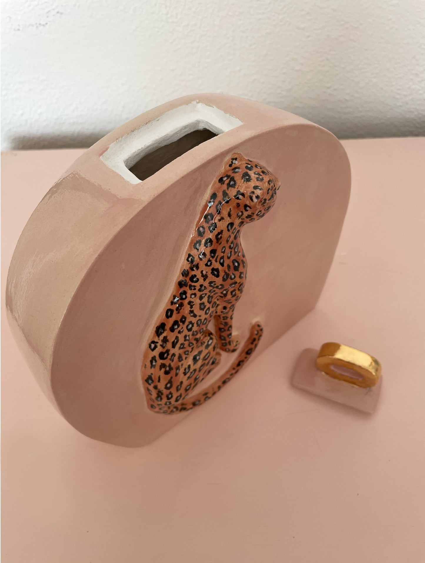 Zeer unieke ambachtelijke gedenkurn in roze met luipaard en gouden deksel.