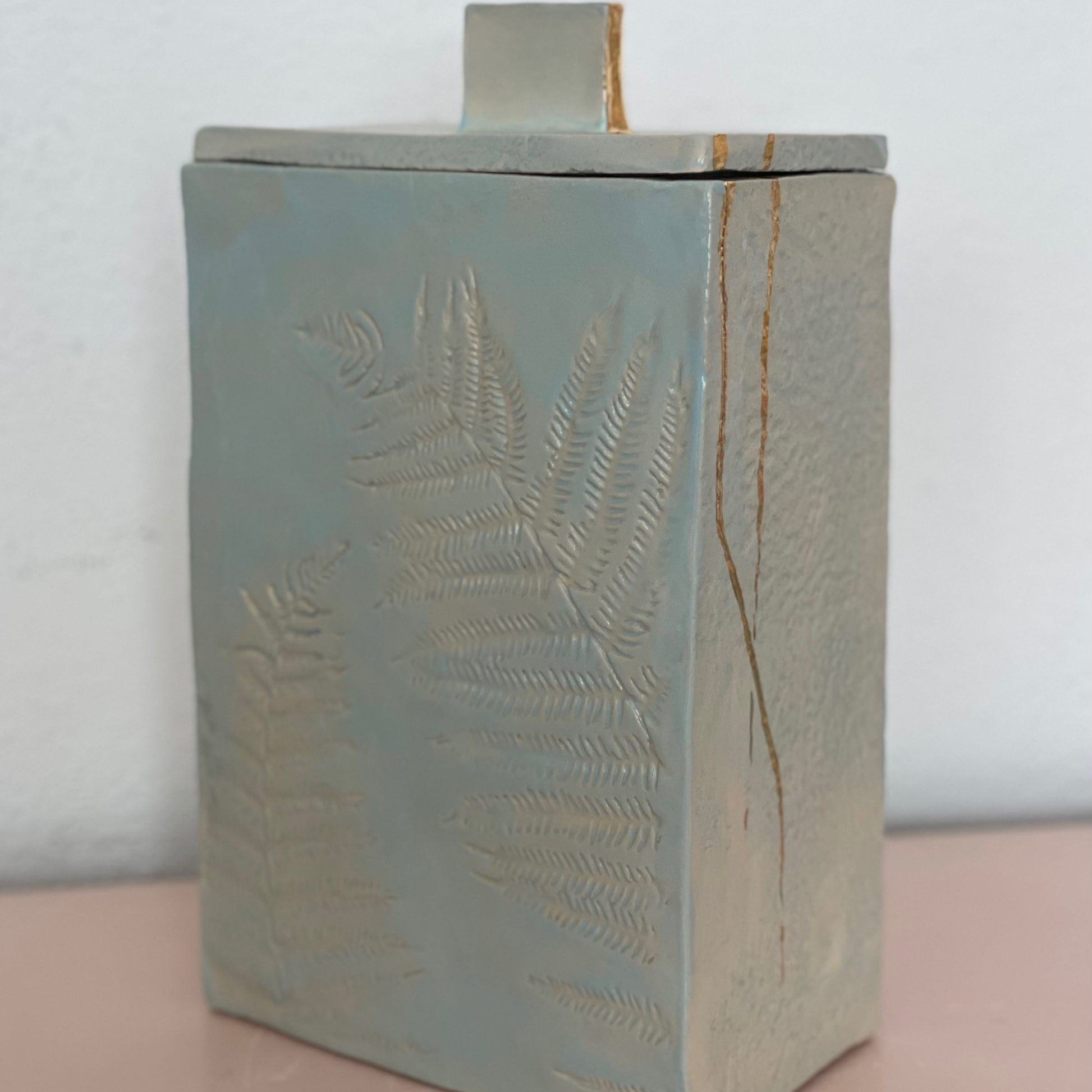 Handgemaakte grote blauwe keramische urn met 24-karaats gouden details.