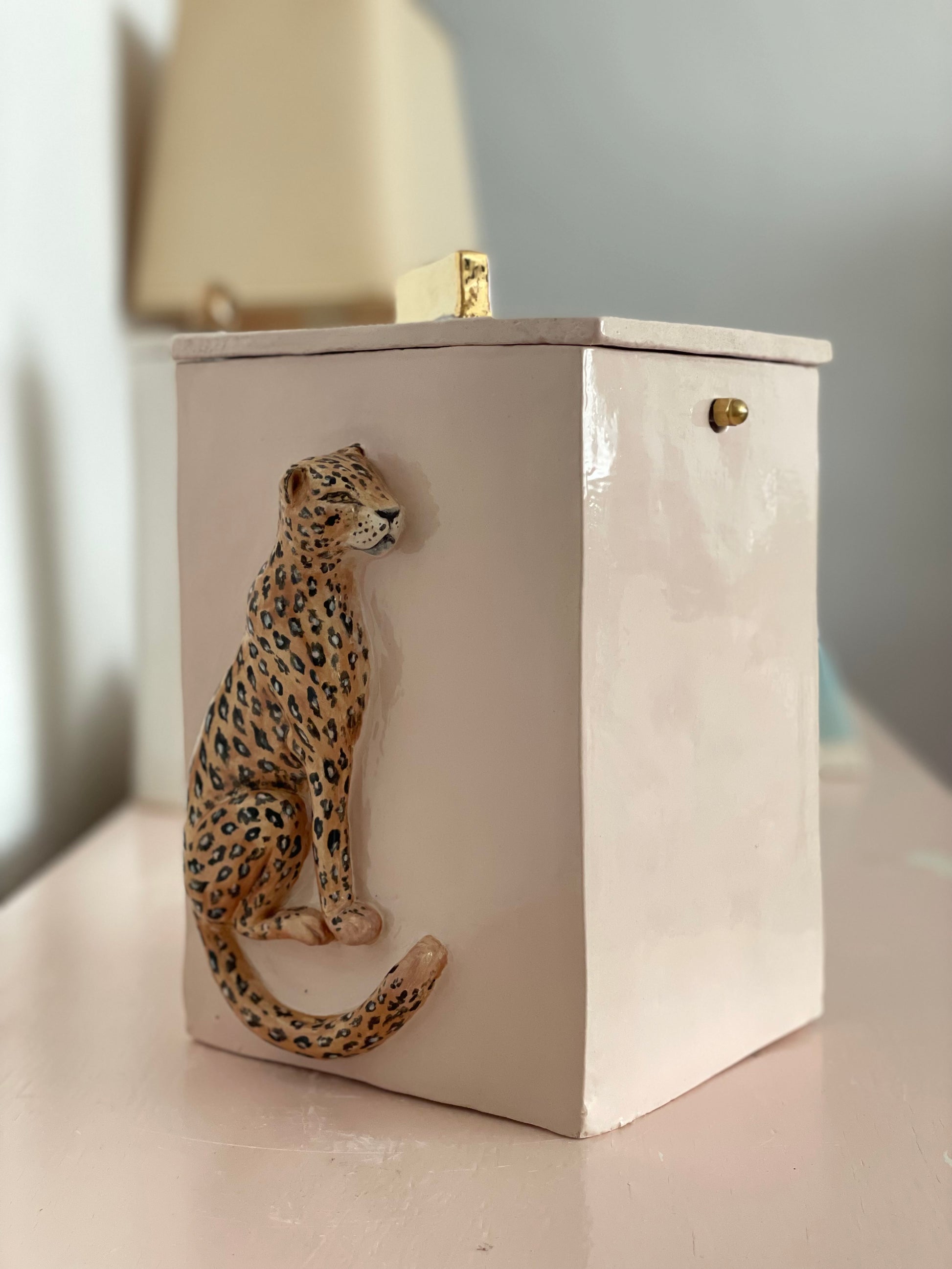 Roze gedenkurn met luipaardprint en gouden deksel.Keramiek
