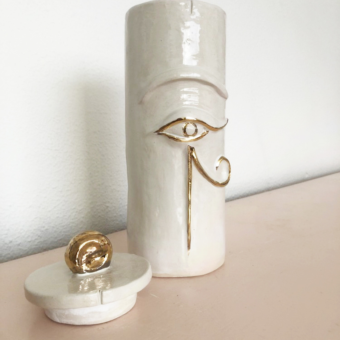 All loving eye