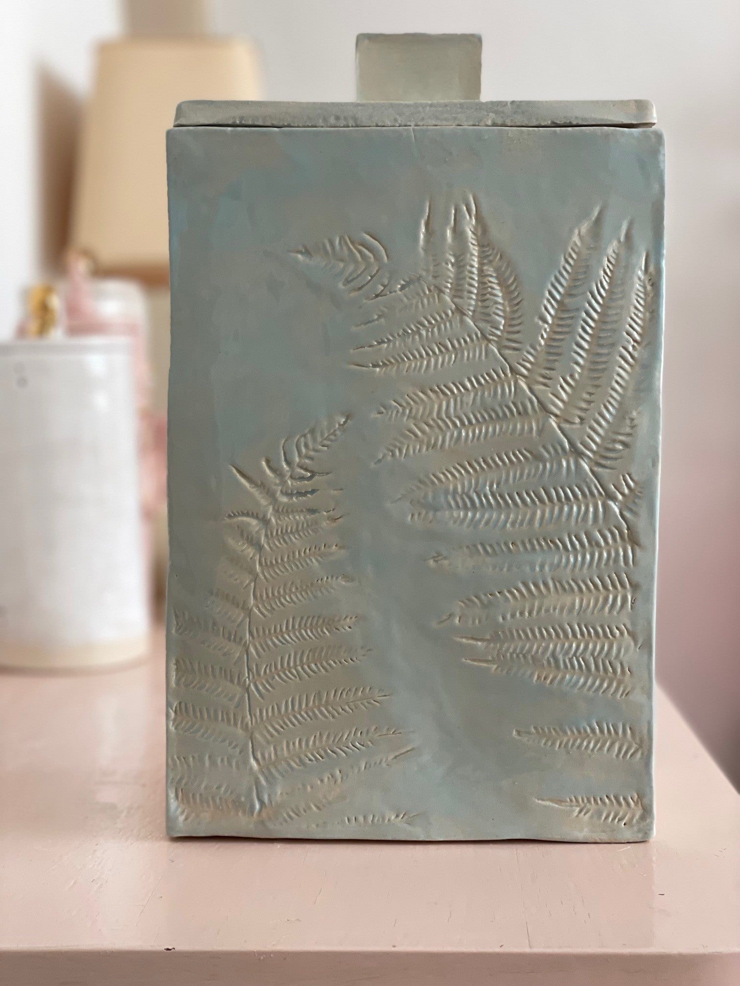 Grote gedenkurn in lichtblauw met goud, handgemaakt door kunstenaar. Uniek kunstwerk gedecoreerd met varenbladeren. Duourn.