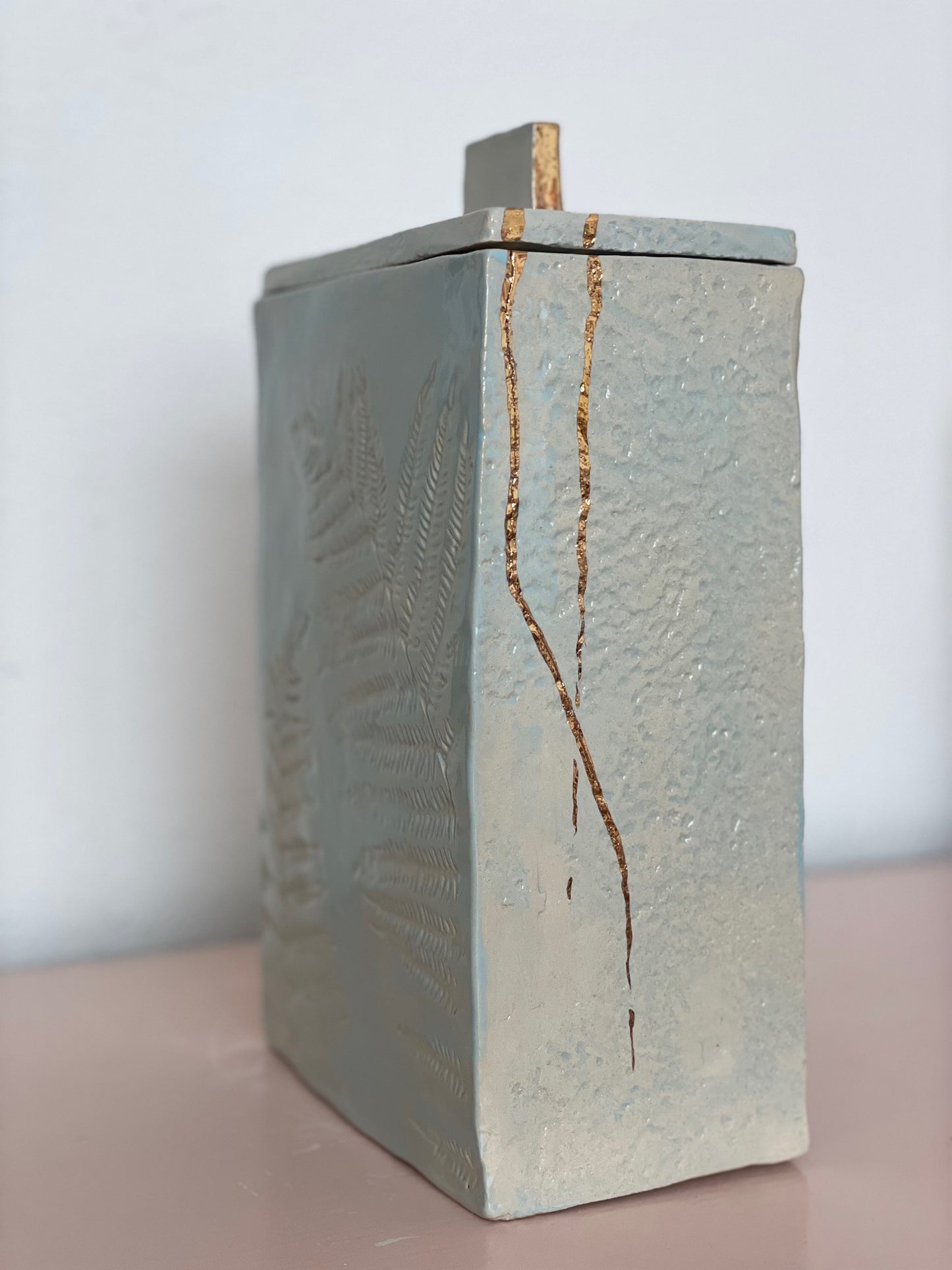 Grote gedenkurn in lichtblauw met goud, handgemaakt door kunstenaar. Een uniek en eenmalig kunstwerk.
