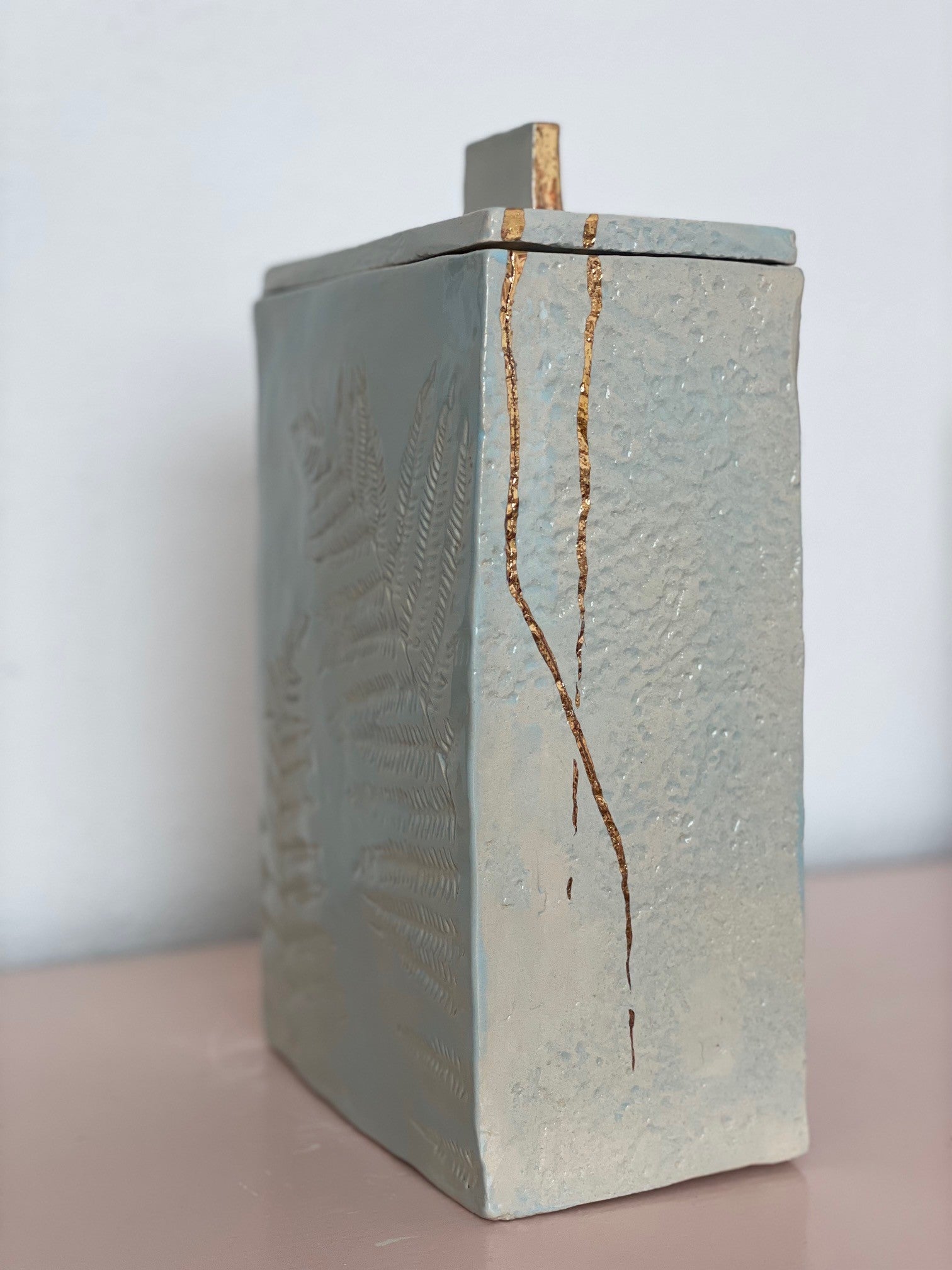 Grote gedenkurn in lichtblauw met goud, handgemaakt door kunstenaar. Een uniek en eenmalig kunstwerk.
