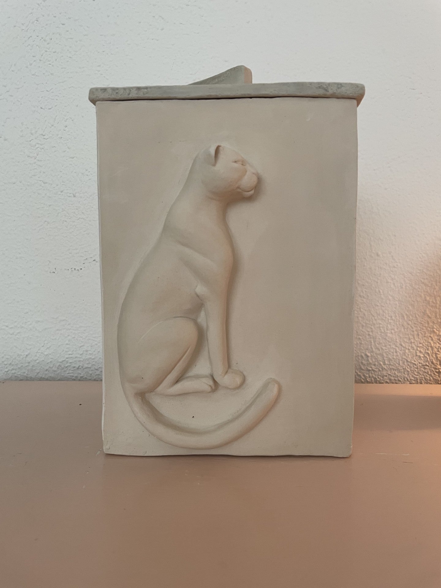 Gedenkurn met wild dier voor het glazuren.