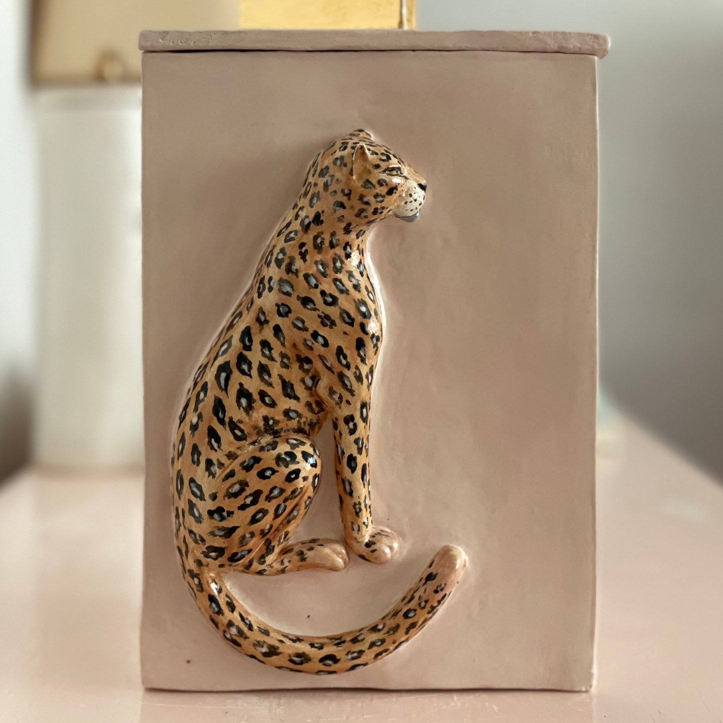 Unieke gedenkurn in zachtroze met een luipaard in reliëf en prachtige dierenprint.