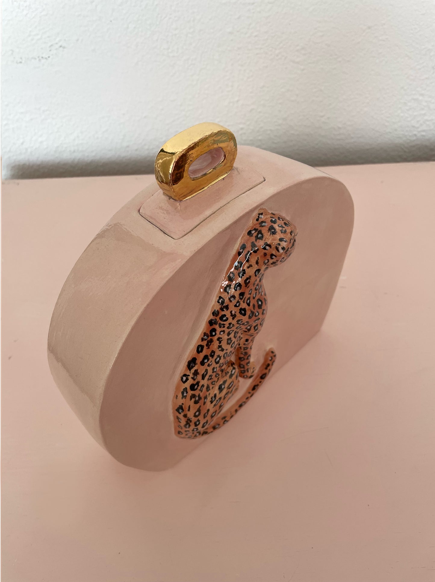 Keramische crematie-urn in roze met luipaardprint en goud.