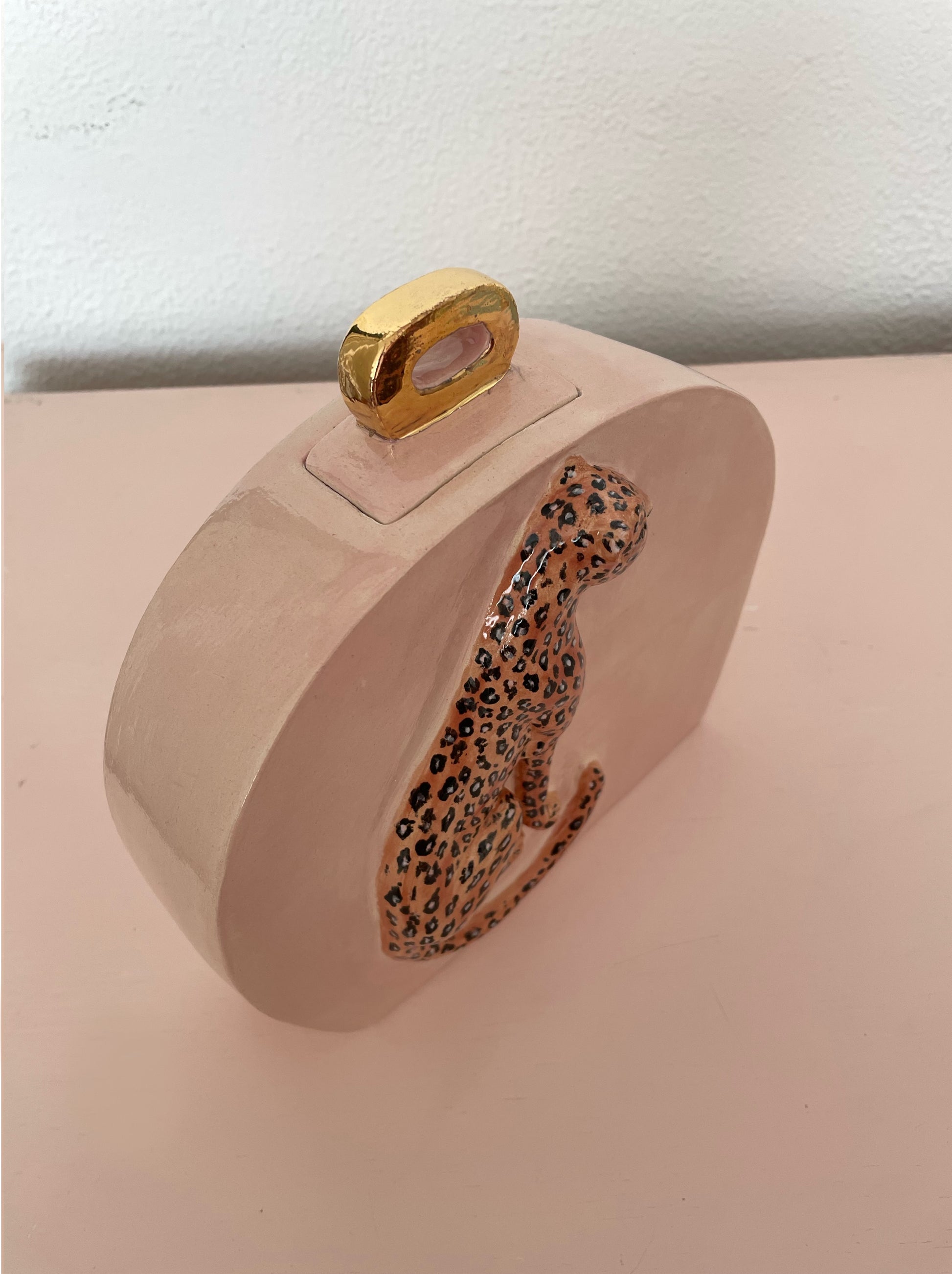 Keramische crematie-urn in roze met luipaardprint en goud.