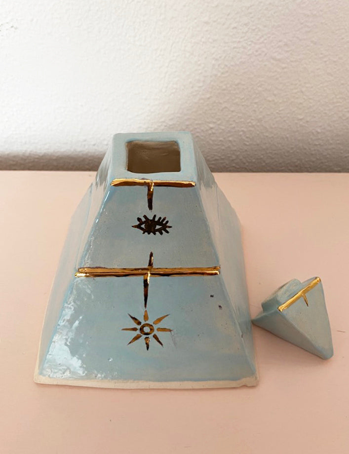 Handgemaakte keramische piramide urn met goud voor crematie-as.