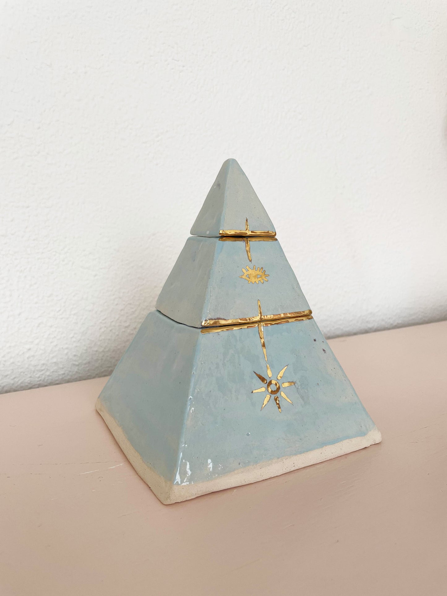 Handgemaakte keramische piramide urn met twee aparte compartimenten.